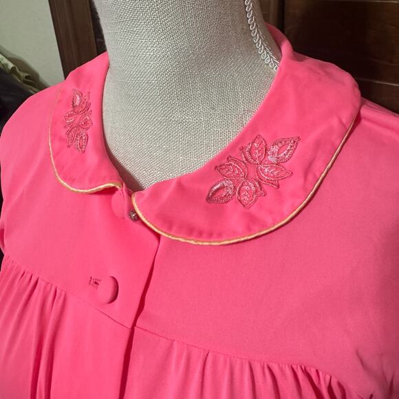 Vintage Neon Pink Nylon Robe Housecoat sz M Floral Embroidery Long MCM grandma - Picture 3 of 10